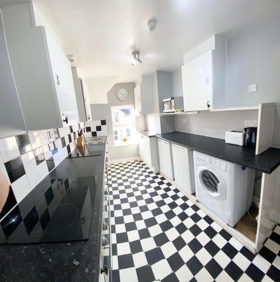 Cloud9 Guest House - By Coastline Retreats - Newly Renovated, Beautiful Ensuite Rooms Near Seafront In Town Centre, Netflix, Superfast Wifi, Communal Kitchen 본머스 외부 사진