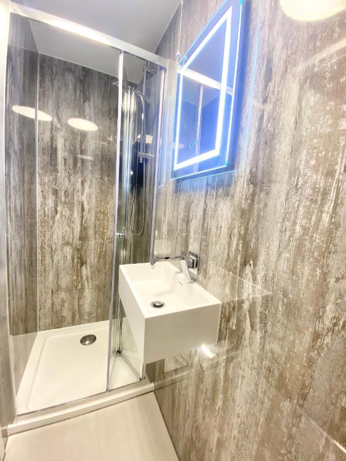 Cloud9 Guest House - By Coastline Retreats - Newly Renovated, Beautiful Ensuite Rooms Near Seafront In Town Centre, Netflix, Superfast Wifi, Communal Kitchen 본머스 외부 사진