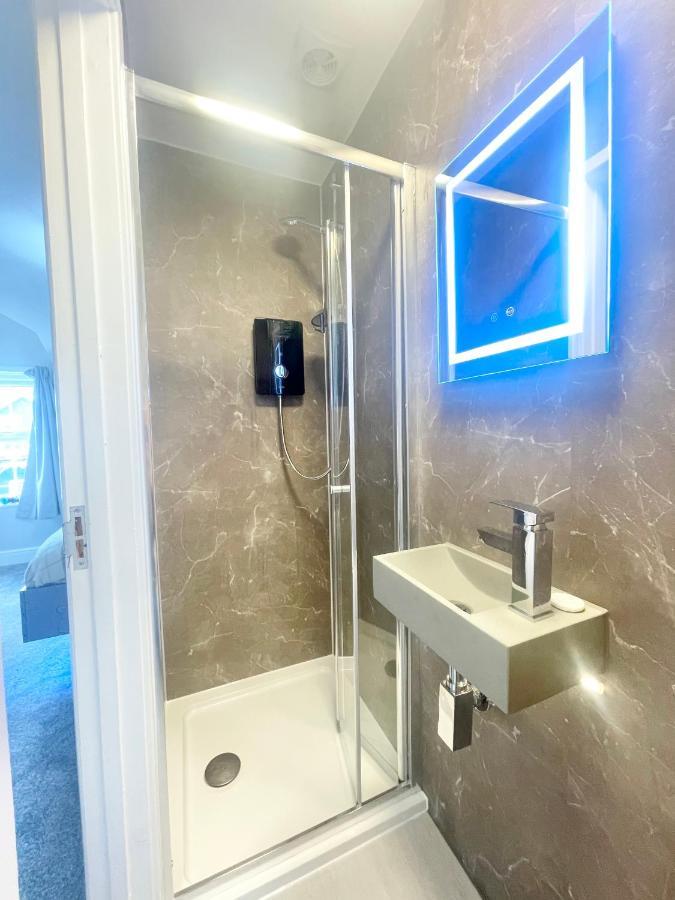 Cloud9 Guest House - By Coastline Retreats - Newly Renovated, Beautiful Ensuite Rooms Near Seafront In Town Centre, Netflix, Superfast Wifi, Communal Kitchen 본머스 외부 사진