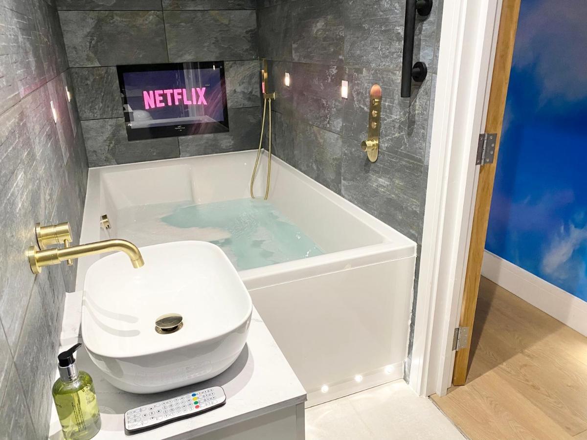 Cloud9 Guest House - By Coastline Retreats - Newly Renovated, Beautiful Ensuite Rooms Near Seafront In Town Centre, Netflix, Superfast Wifi, Communal Kitchen 본머스 외부 사진